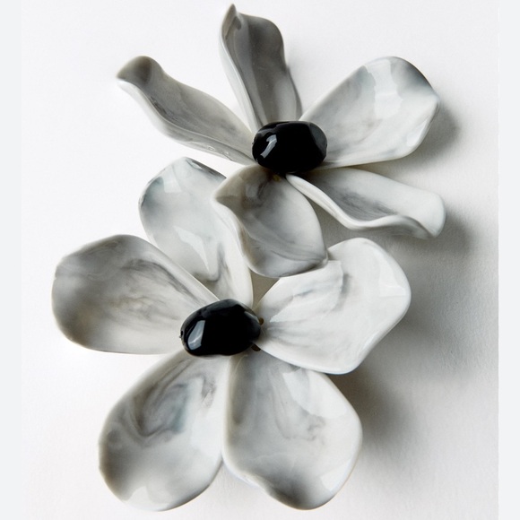 *ZARA* FLORAL RESIN EARRINGS WHITE GRAY BLACK - Picture 2 of 4